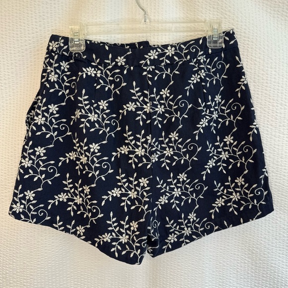 Francesca's Women’s Floral Navy Blue White Shorts Size: Medium NWT - Picture 2 of 13